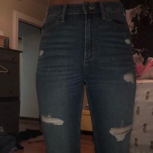 ULTRA HIGH RISE SUPER CUTE HOLLISTER JEAN